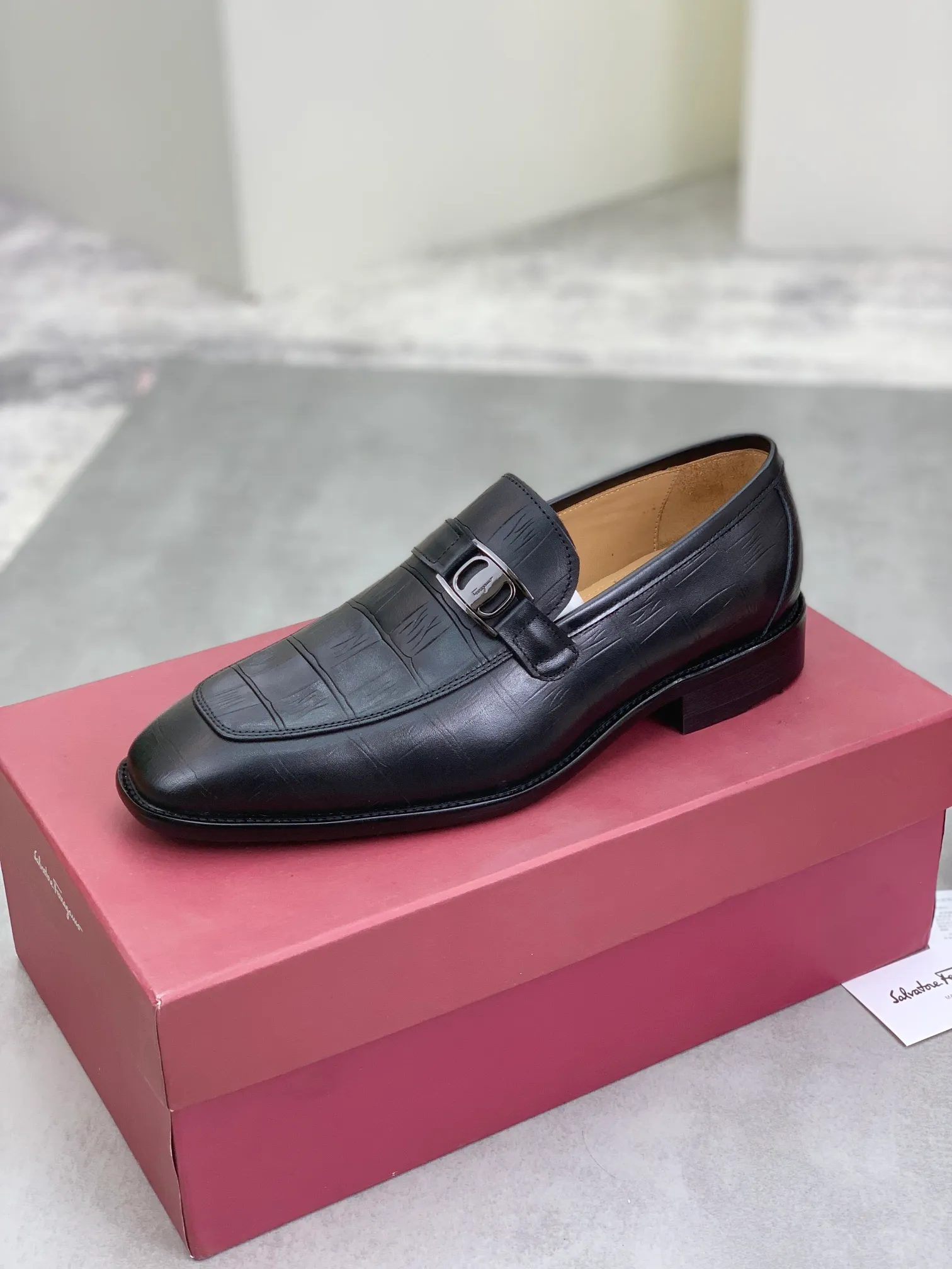 Men's Men's Shoes 💰P460💰[New Style] Water-dyed Niuli 🆘[Salvatore Ferragamo] Ferragamo's latest casual business leather shoes for men! Available at counters simultaneously! The fabric is made of specially imported original open-edge beaded calfskin, and the interior is made of imported water-dyed cowhide. It is absolutely luxurious and leads the fashion trend. Matching code: 38-45 (46 and 47 can be customized); black color optional